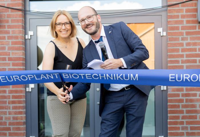 Dr. Stefanie Hartje und Dr. Justus Böhm schneiden Band bei Eröffnung des Biotechnikums durch