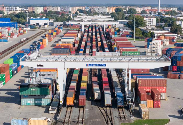Containerumschlag am METRANS-Terminal in Dunajská Streda