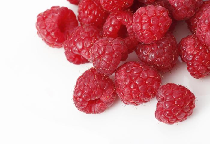 Mehrere frische rote Himbeeren auf weißem Hintergrund