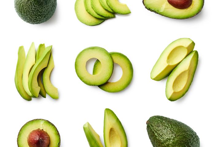 ganze und aufgeschnittene Avocados