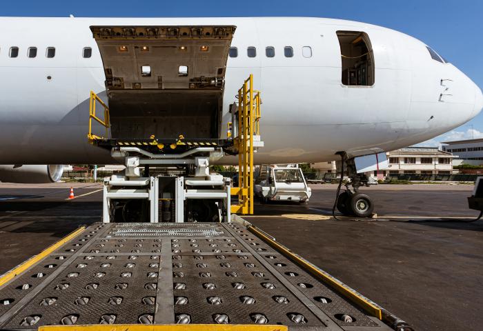 Flugzeug mit offenem Ladebereich