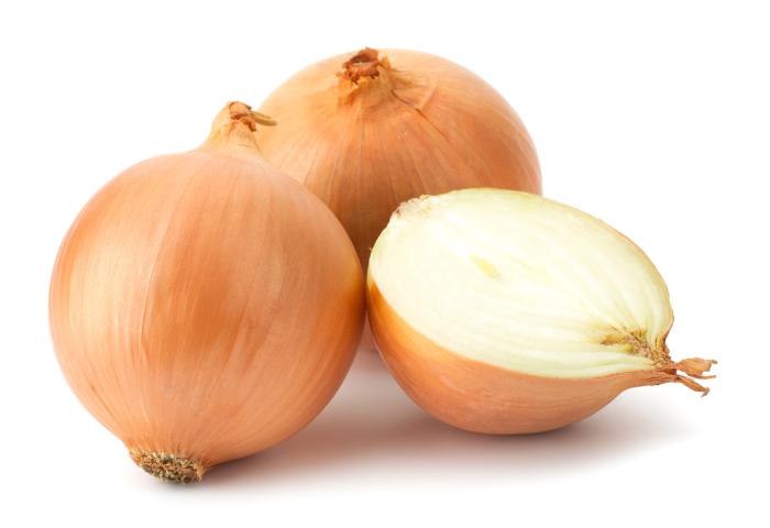 ganze und halbierte Zwiebeln