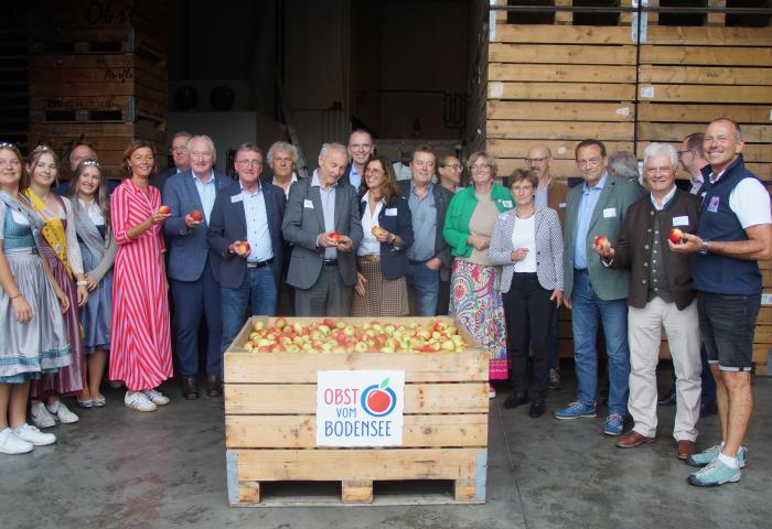 Bild der Ehrengäste der Apfel-Saisoneröffnung