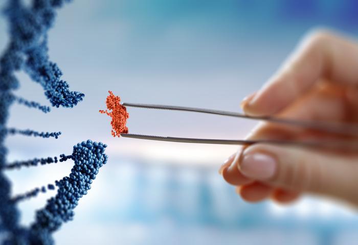 Hand hält mit Pinzette ein rotes DNA-Basenpaar vor einer blauen DNA-Doppelhelix