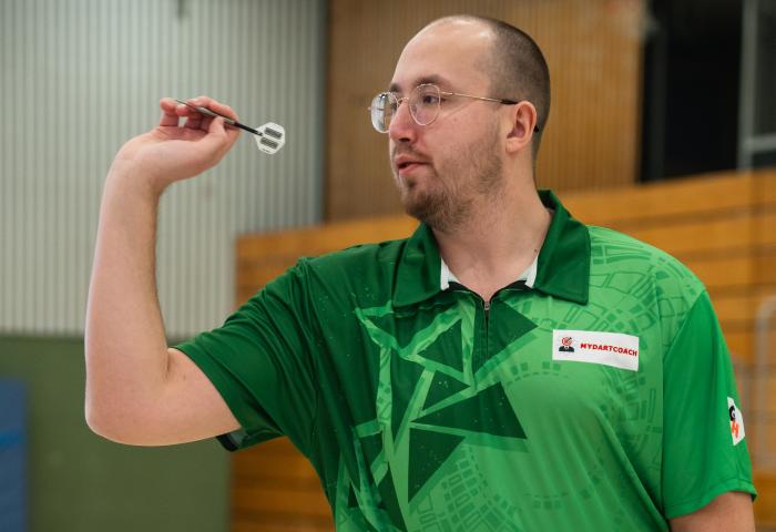 Maximilian „Gurke“ Czerwinski mit Dartpfeil