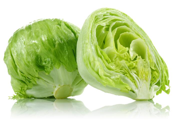 ganzer und aufgeschnittener Eissalat