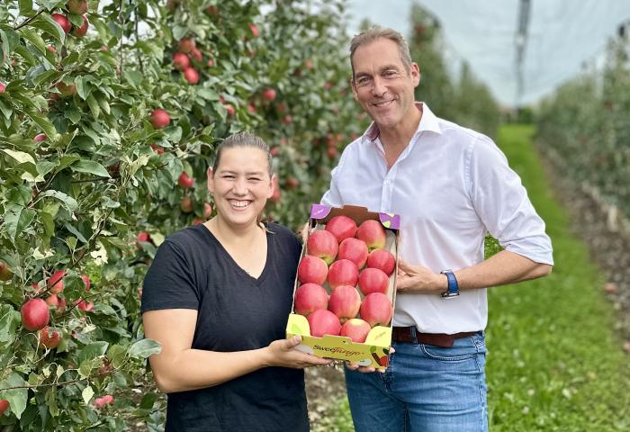 Erzeugerin mit Geschäftsführer der Obst vom Bodensee auf der SweeTango®-Plantage.