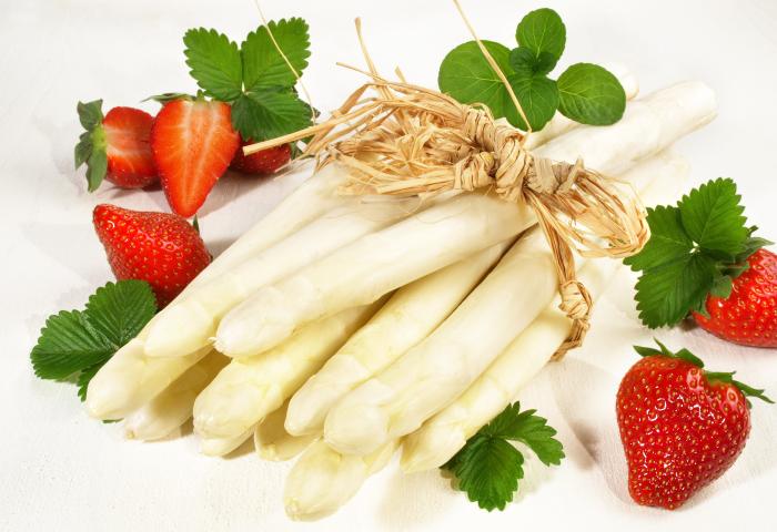 Erdbeeren mit Spargel