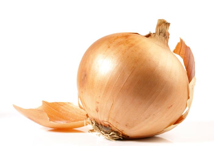 Braune Zwiebel mit teilweise abgelöster Schale