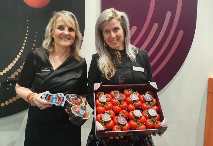 Jolanda Houweling und Margriet Looije (r.) stehen nebeneinander, beide halten Schachteln mit Tomaten