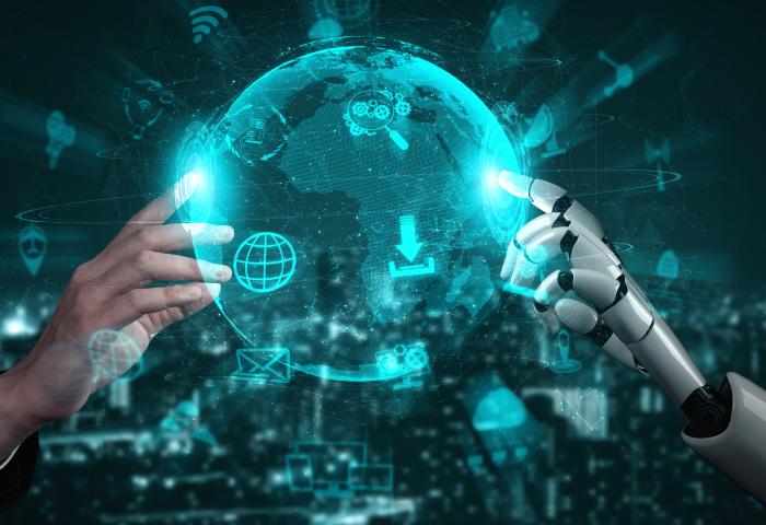 Menschliche Hand und Roboterhand berühren eine digitale Weltkugel mit Symbolen für Daten und Vernetzung