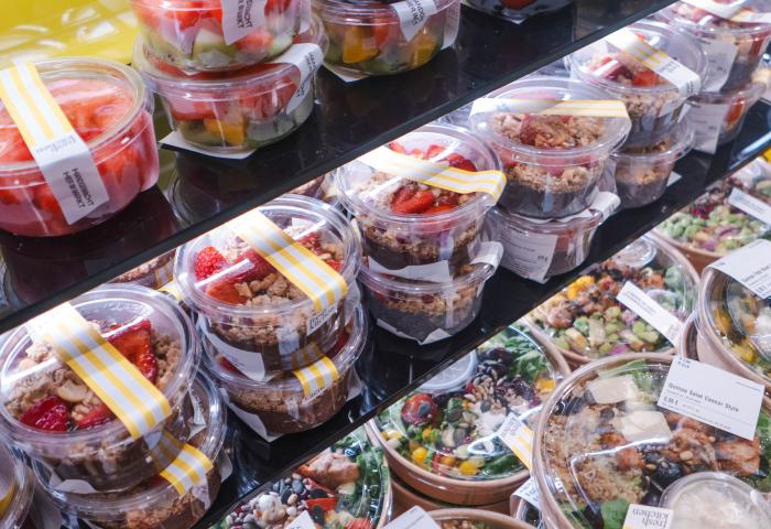 Das Angebot setzt sich aus über 40 verzehrfertigen Obst- und Gemüse-Spezialitäten zusammen und variiert täglich. 