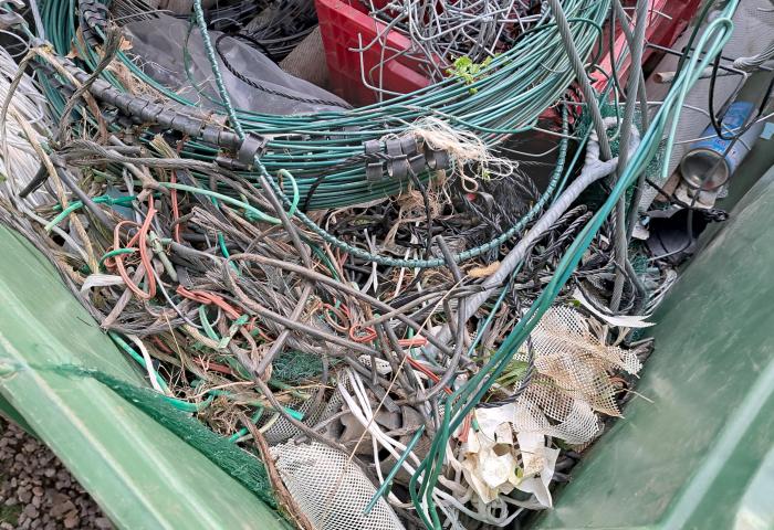 Kunststoff-Abfall in der Landwirtschaft, darunter Kabel, Netze und Plastikreste in einem Sammelbehälter