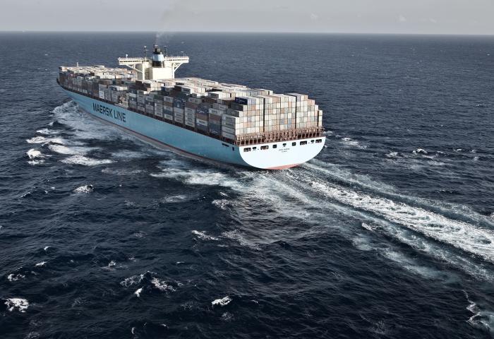 Containerschiff auf offenem Meer