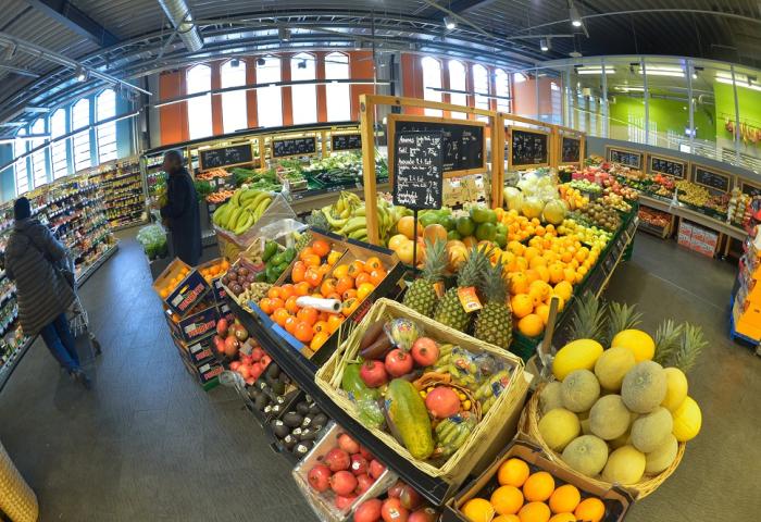 Obst- und Gemüseabteilung im LEH mit verschiedenen Früchten wie Bananen, Orangen, Melonen und Ananas
