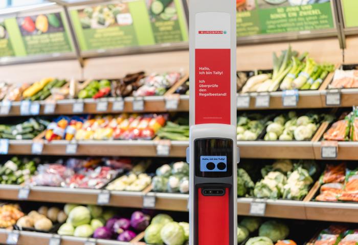 Inventurroboter Tally von SPAR Österreich scannt Regalinhalte im Obst- und Gemüsebereich eines Supermarkts