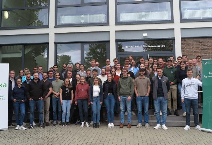 Gruppenfoto der Teilnehmer vor dem Gebäude H 3 der Universität