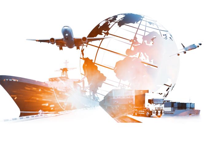 Globus mit Kontinenten, umgeben von Flugzeugen, Frachtschiff, LKW und Containern symbolisieren globalen Transport und Logistik