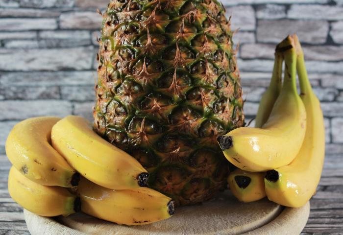 Ananas und Bananen