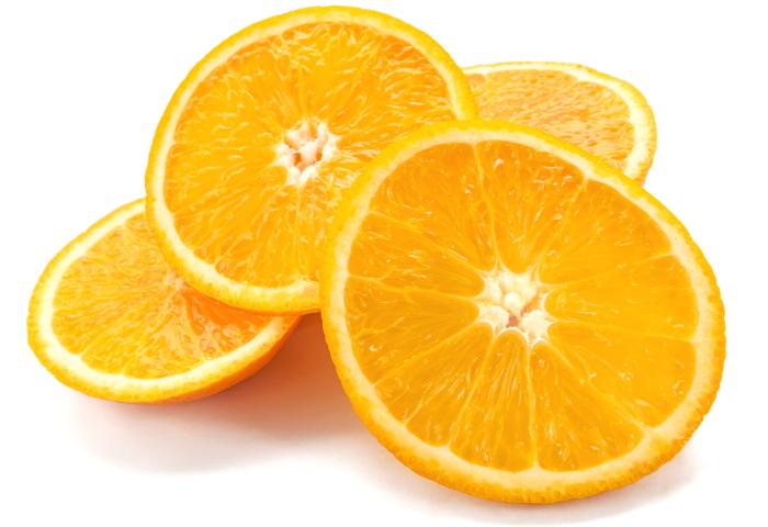 Vier Orangenscheiben mit sichtbaren Segmenten und weißem Kern auf weißem Hintergrund