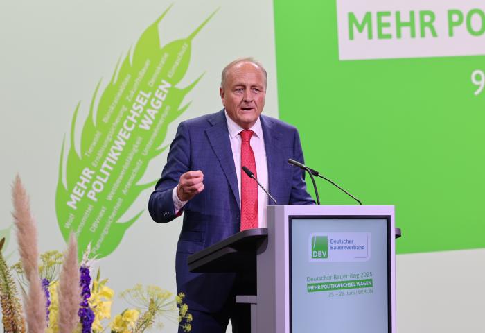 DBV-Präsident Joachim Rukwied spricht am Rednerpult auf dem Deutschen Bauerntag 2025 mit dem Motto 'Mehr Politikwechsel wagen'