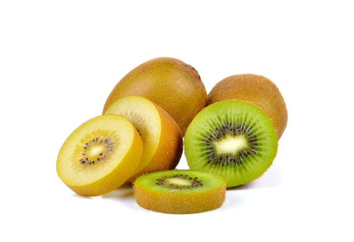 gelbe und grüne Kiwis - aufgeschnitten und ganz 