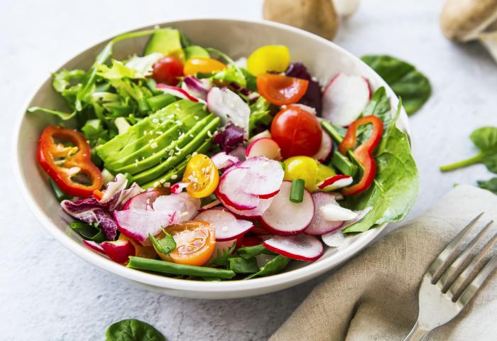 Teller gefüllt mit Gemüse-Salat