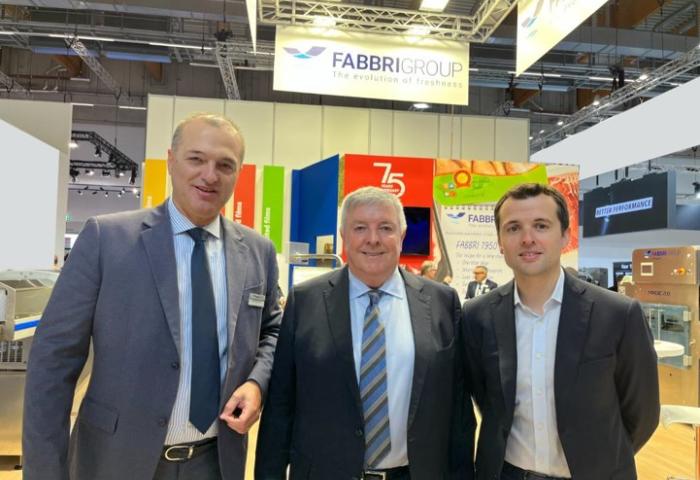 Stefano Pellegatta, Manel Flotats und Joan Flotats vor einem Messestand der Fabbri Group mit Logo und Werbebannern im Hintergrund