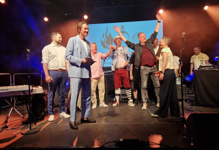Ingmar Heuer und sein gesamtes Team auf der Bühne