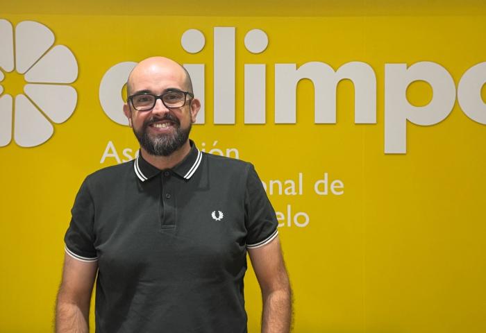 Joaquin Rubio Gomaríz steht vor gelber Wand mit weißem Ailimpo Logo