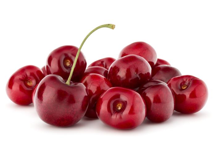 Mehrere rote Kirschen, eine mit grünem Stiel, auf weißem Hintergrund
