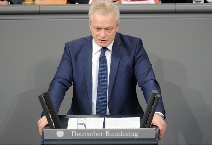 Bundeslandwirtschaftsminister Alois Rainer steht am Rednerpult des deutschen Bundestages