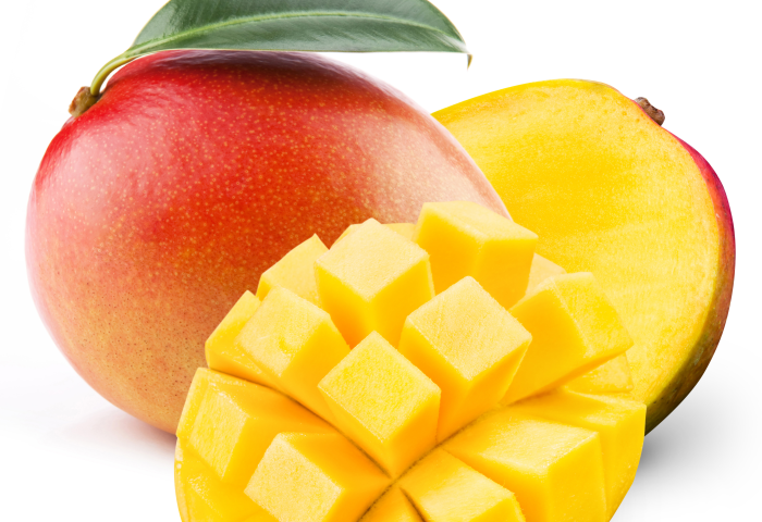 Ganze, reife Mango mit roter und gelber Schale, eine Hälfte mit grünem Blatt, eine Hälfte aufgeschnitten, daneben gewürfelte Mango