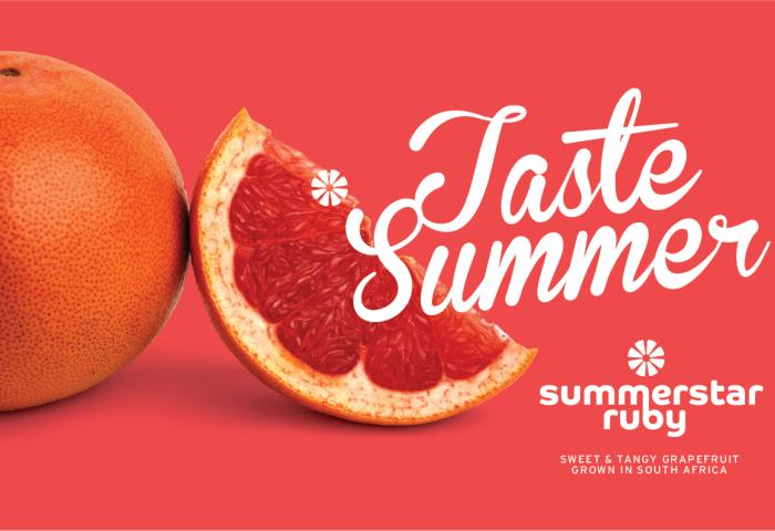 Eine ganze und eine halbierte Grapefruit der Sorte Summerstar Ruby mit dem Text 'Taste Summer' und 'Summerstar Ruby, süße und herbe Grapefruit aus Südafrika'