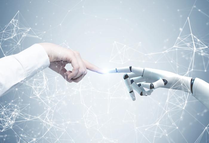 Menschliche Hand und Roboterhand berühren sich mit ausgestrecktem Zeigefinger vor digitalem Netzwerk-Hintergrund
