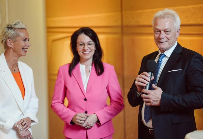 Alois Rainer mit Mikrofon, Silvia Breher, Martina Englhardt-Kopf, stehend vor goldfarbenem Hintergrund