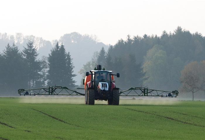 Pflanzenschutzmittel werden auf dem Feld ausgebracht.
