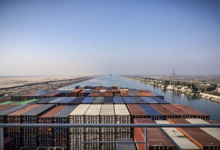 Containerschiff im Suez Kanal