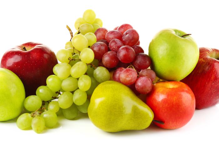 Grüne und rote Trauben, grüne und rote Äpfel, eine gelbe Birne und ein roter Apfel auf weißem Hintergrund