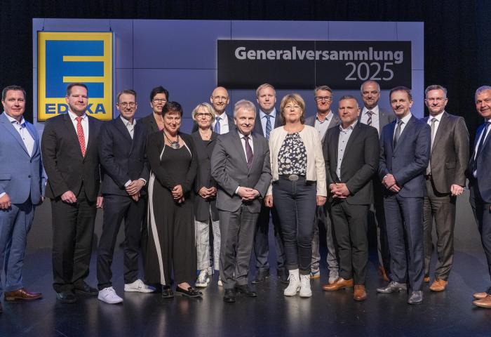 Gruppenfoto des Vorstands und Aufsichtsrats auf einer Bühne