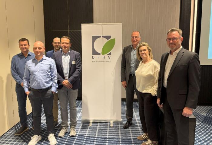 Gruppenfoto des neuen DFHV-Präsidiums, stehend, um ein DFHV Banner herum