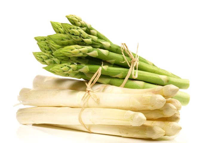 Bündel grüner und weißer Spargel, jeweils mit Schnur zusammengebunden