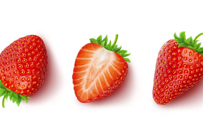 aufgeschnittene und ganze Erdbeeren