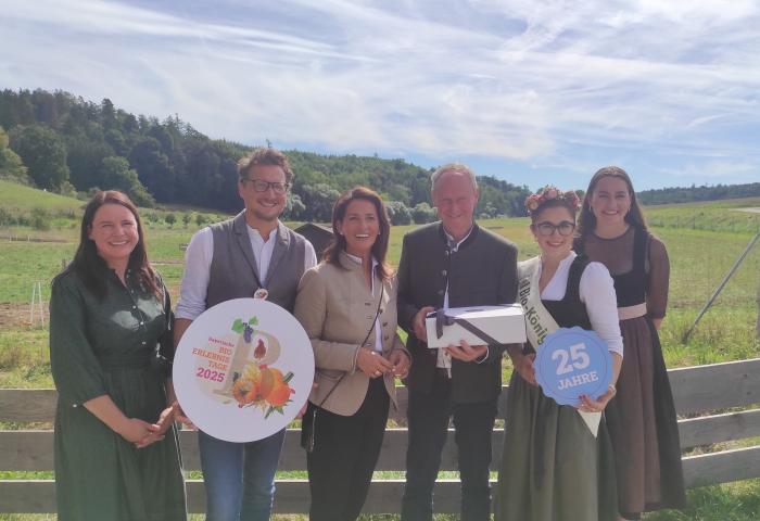 (v.l.) Regina Mühlbauer (Kirchthanner Biohof), Thomas Lang (1. Vorsitzender LVÖ Bayern), Michaela Kaniber (Staatsministerin), Alois Mühlbauer, Anna-Lena Dworschak (Bayerische Bio-Königin), Katharina Mühlbauer