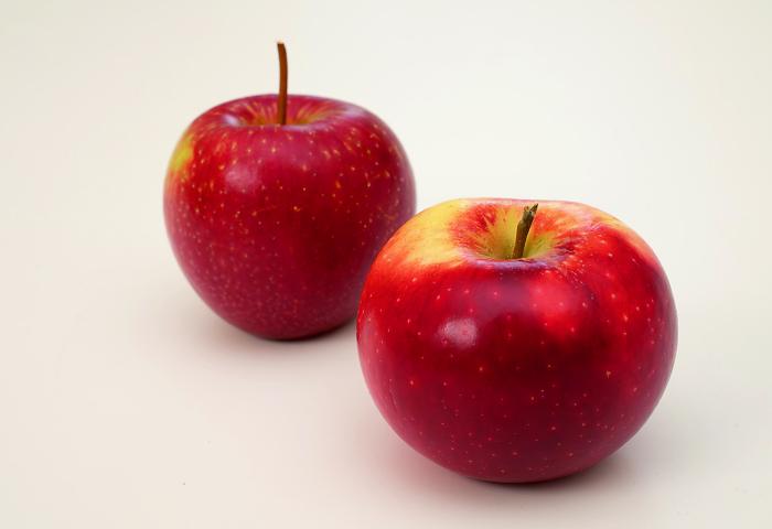 Zwei rote Äpfel der Sorte Pompur®