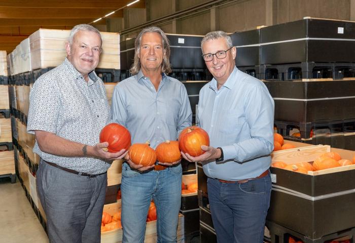 (v.l.) Hans-Jörg Friedrich, Christian Deyerling und Reinhard Oerther mit Kürbissen in der Hand