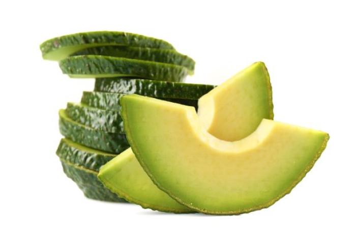 Gestapelte, grüne Avocadoscheiben in verschiedenen Höhen, mit einer glatten, hellgrünen Innenseite und einer dunkleren, strukturierten Außenseite.