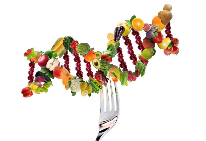 Eine Gabel hält eine DNA-Doppelhelix, die aus verschiedenen Obst- und Gemüsesorten besteht, darunter Äpfel, Karotten, Brokkoli und Trauben.