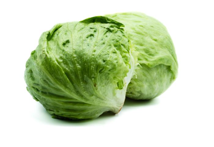 Zwei Köpfe Eisbergsalat mit grünen, gewellten Blättern, die übereinander liegen.