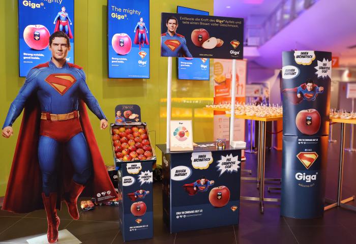 Giga-Äpfel mit Superman-Aufsteller